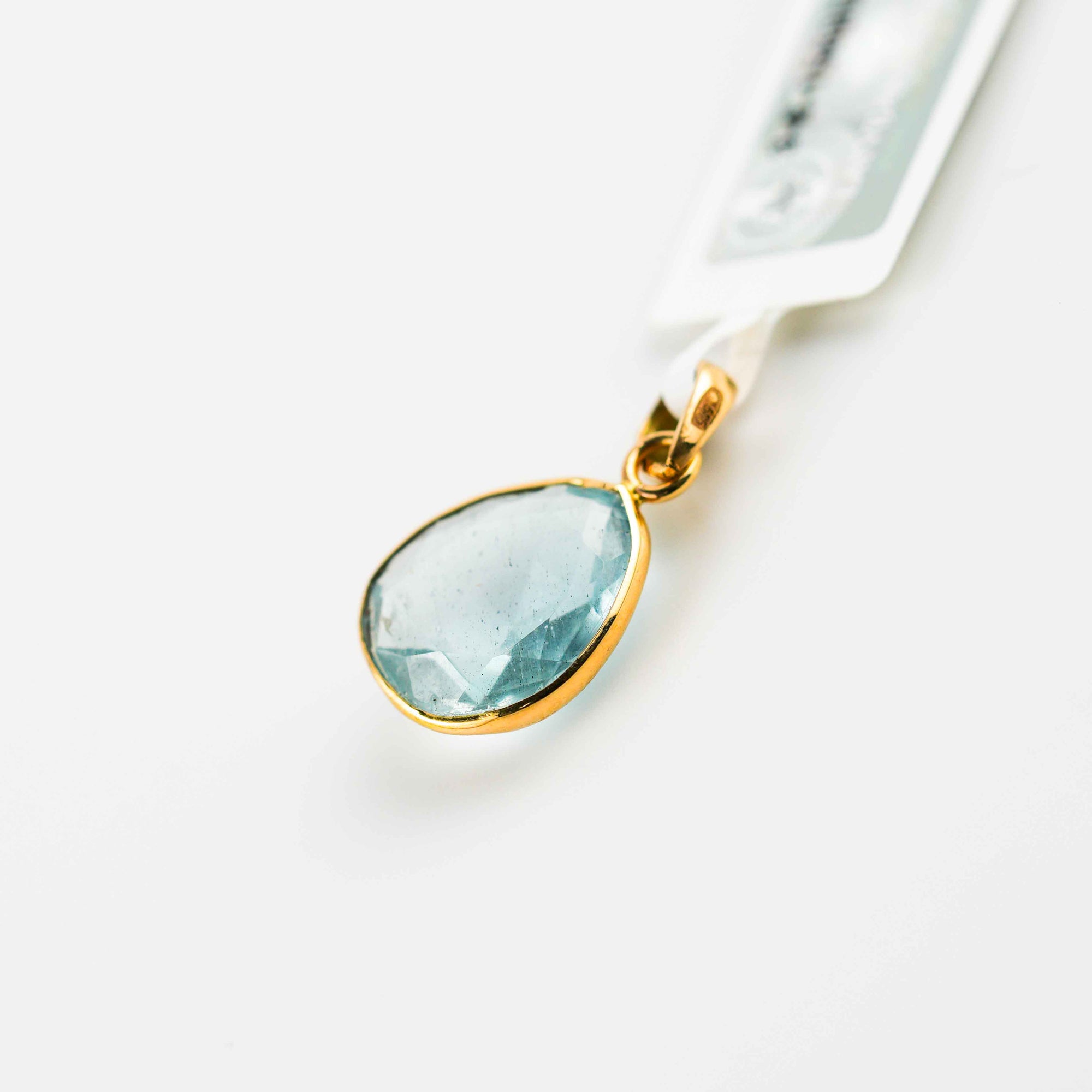 Aquamarine gold pendant