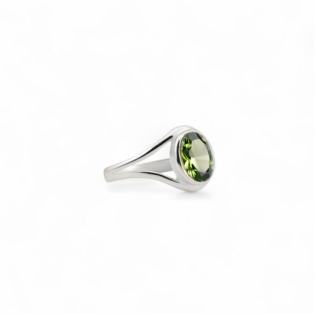 Peridot charm eye ring