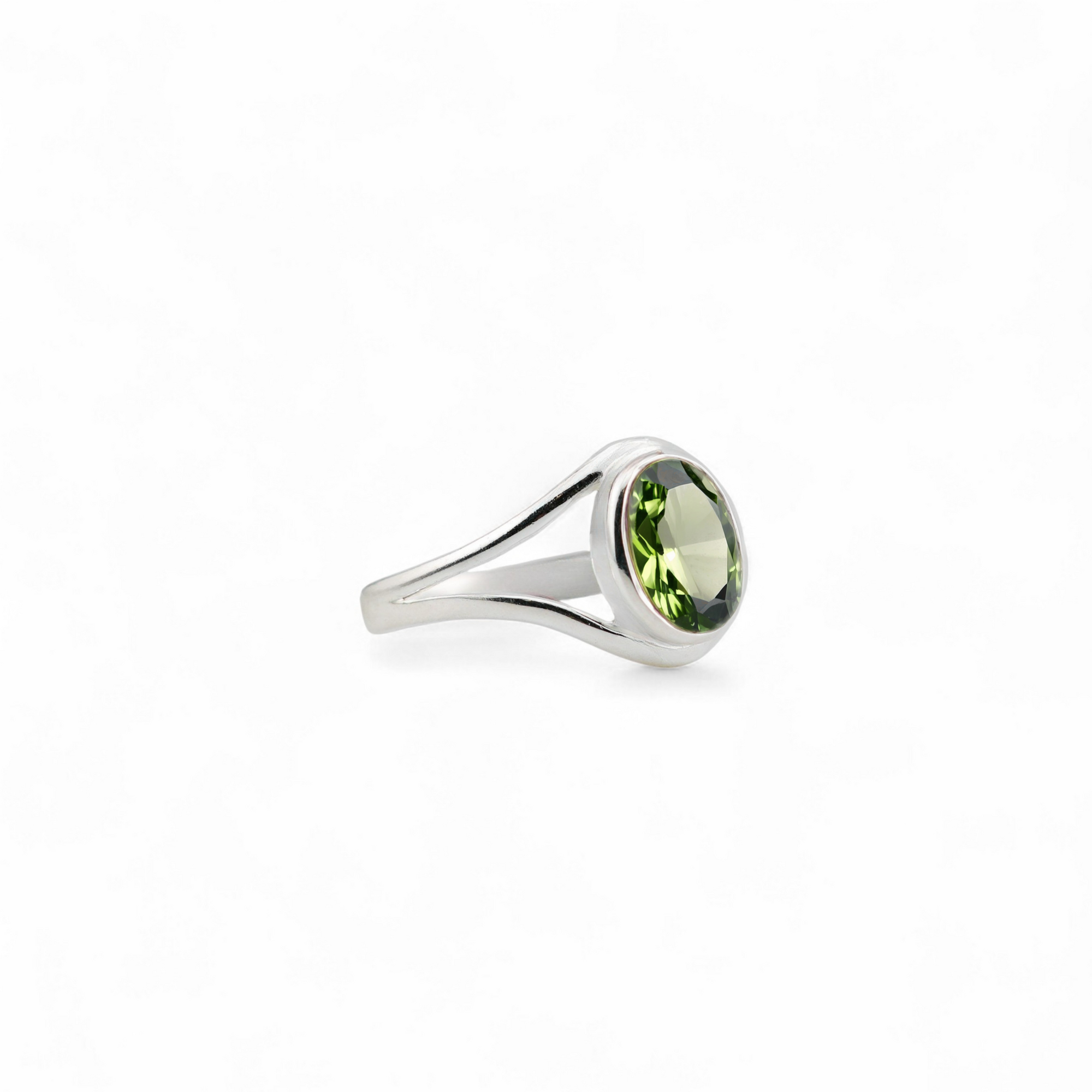 Peridot charm eye ring