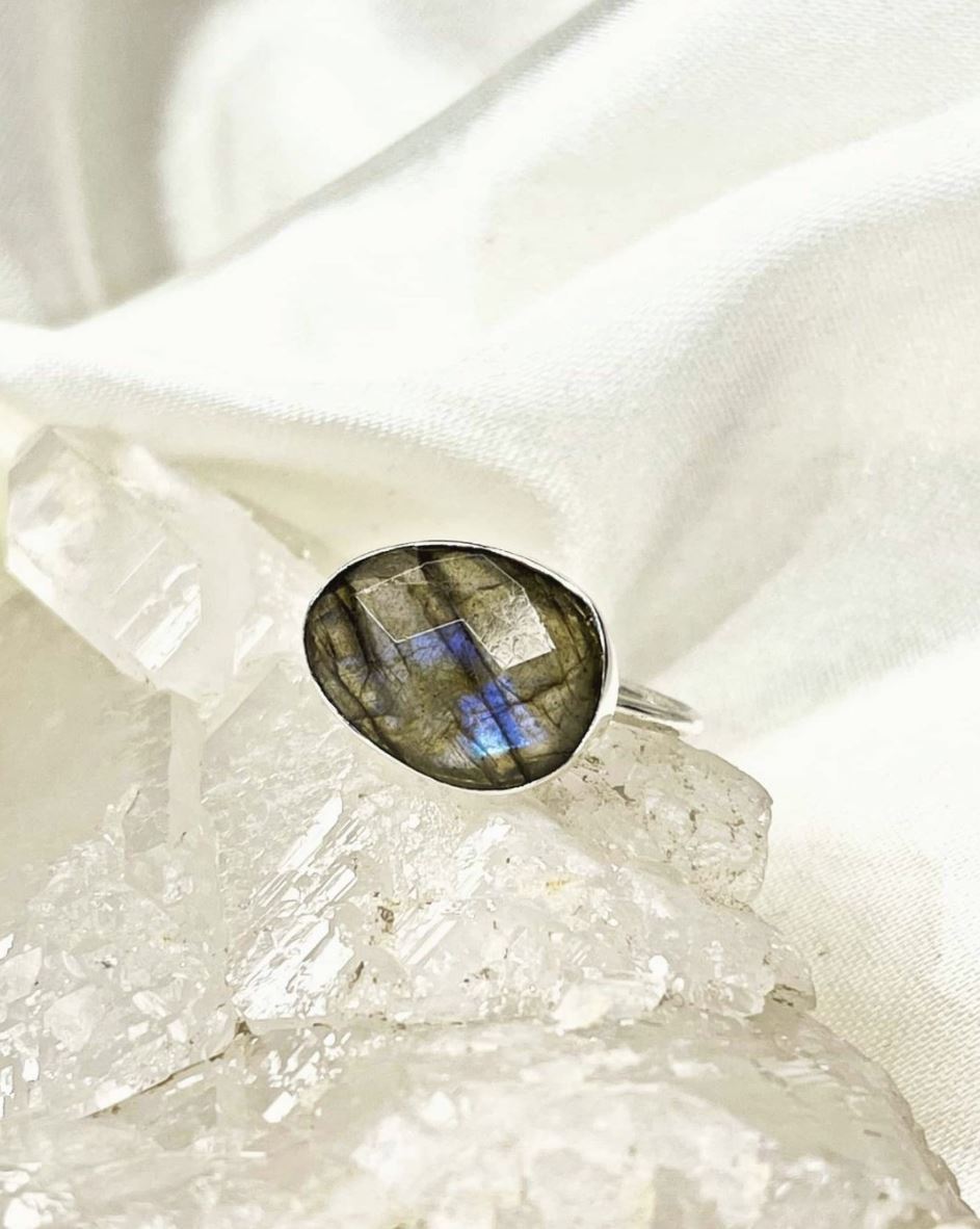 Nordic flair labradorite ring